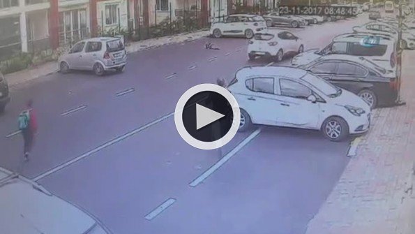 Babasının gözleri önünde minik çocuğa araba çarptı