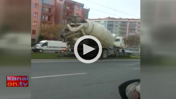Konya’da beton mikseri tramvay yoluna saplandı
