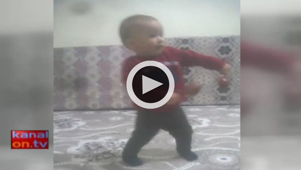 Erik dalı gevrektir ile coşan çocuk!