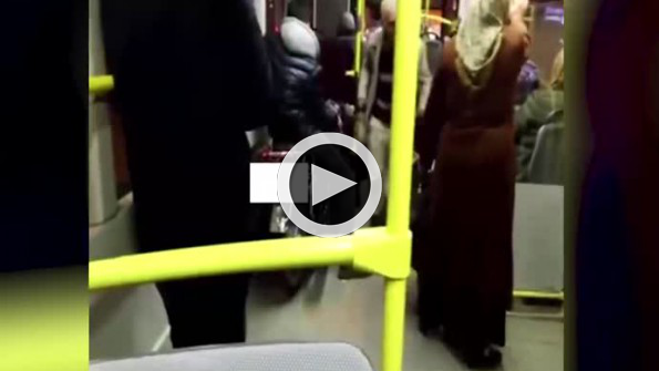 Belediye otobüsüne motosikletiyle binen yolcu