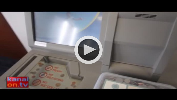 Bir kap dolusu bozuk parayı ATM’den böyle yatırdı!