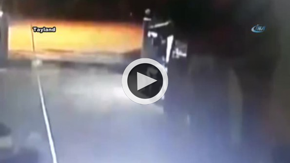 Devrilen demir kapının altında can verdi