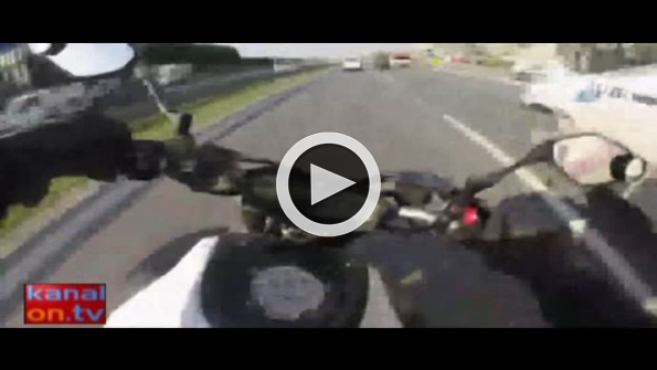 Motosikletli maganda küfürler savurup aracın aynasını kırdı!