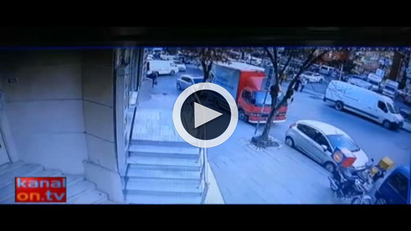 Sürücülerin trafikte bir saat süren tekme tokat kavgası kamerada