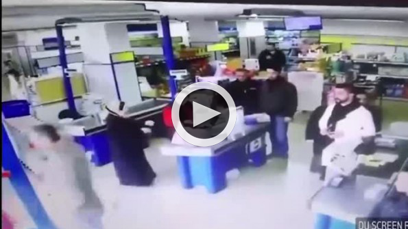 Ünlü marketteki hırsızı tek başına yakalayan cesur adam