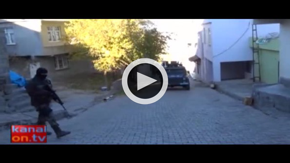 Diyarbakırlı kadınlardan polislere sıcak ekmek