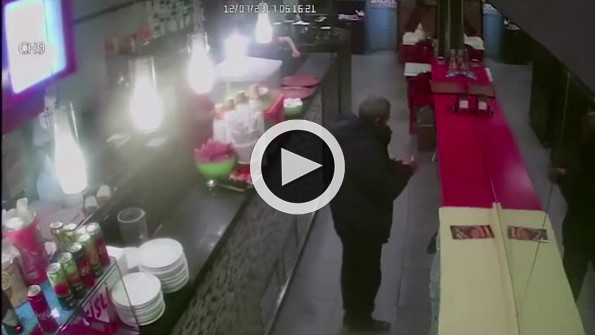 Aynada kendisine hesap ödeyen adam kahkahaya boğuyor