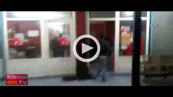 Polisi gören torbacı elindeki uyuşturucuyu sobaya böyle attı