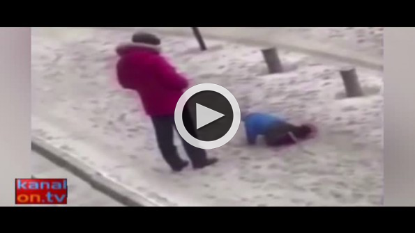 Karda yürüyemeyen oğluna böyle tekme attı!