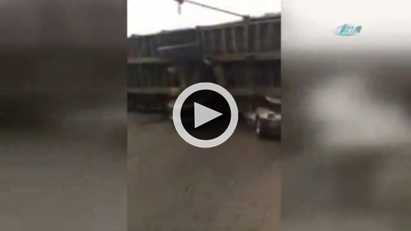 Kağıt gibi ezilen otomobilden sağ salim çıktılar