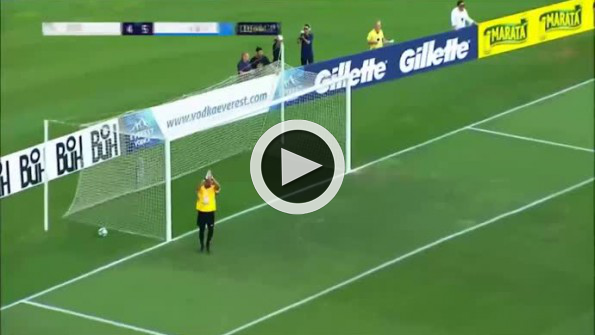 Ronaldinho kaleciyi kendi yarı alanından avladı