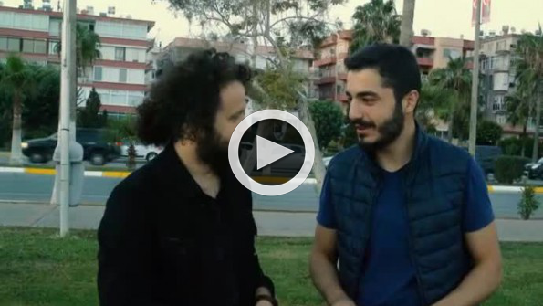 Namaz kılan gencin seccadesine tekme atılırsa...
