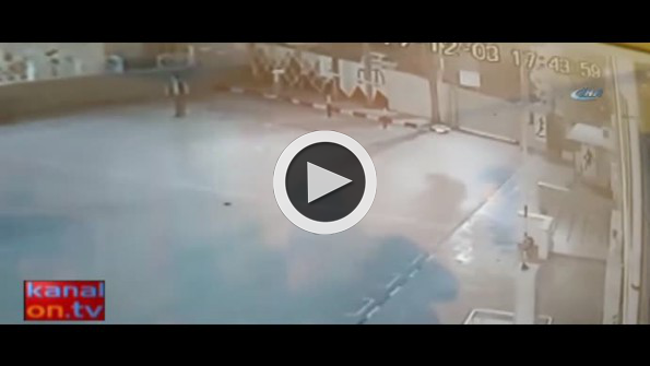 PKK yandaşının Atatürk büstüne saldırısı kamerada