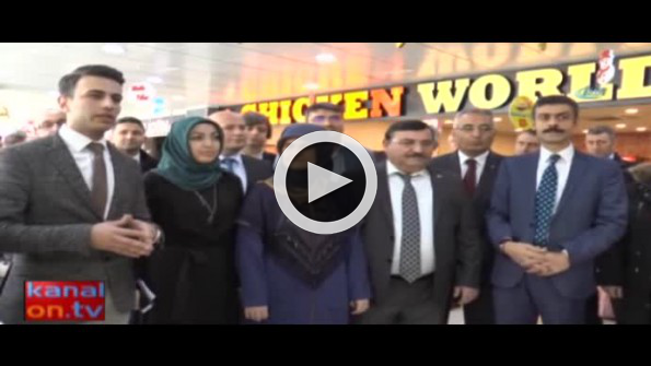 Protokolü beklemeden kurdeleyi kesen minik öğrenci herkesi güldürdü