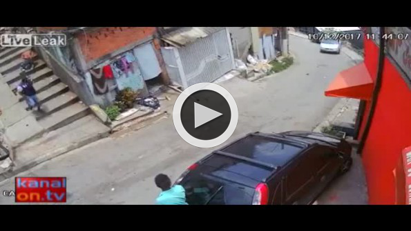 Freni boşalan otomobil dehşet saçtı