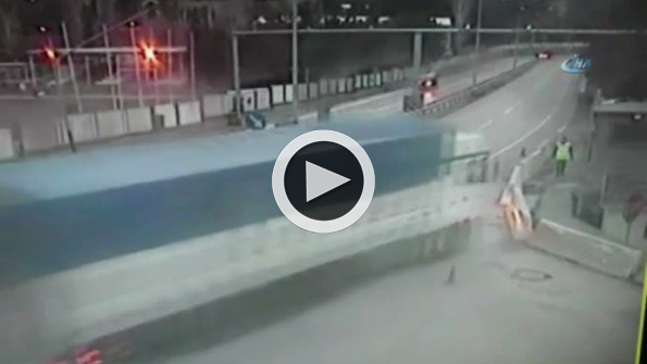 Kamyon kontrol noktasına girdi: 2’si polis 3 yaralı