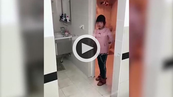 Şakalarıyla kardeşini hayattan soğutan dünyanın en kötü abisi