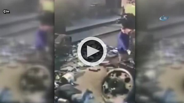 Dev tekerlek işçinin üzerine böyle düştü