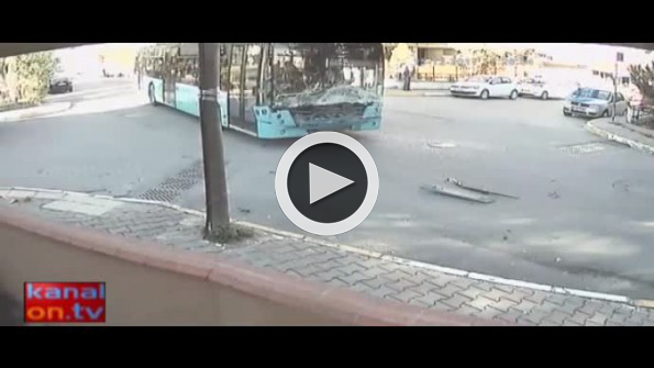Kamyonetle belediye otobüsü böyle çarpıştı