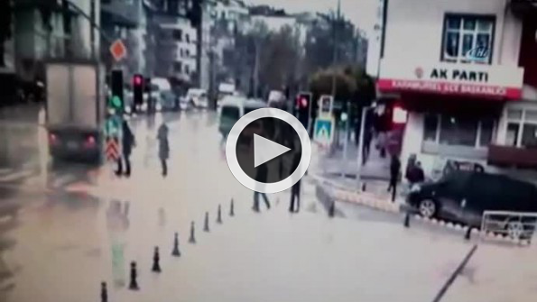 Kırmızı ışıkta yola atladı canından oldu