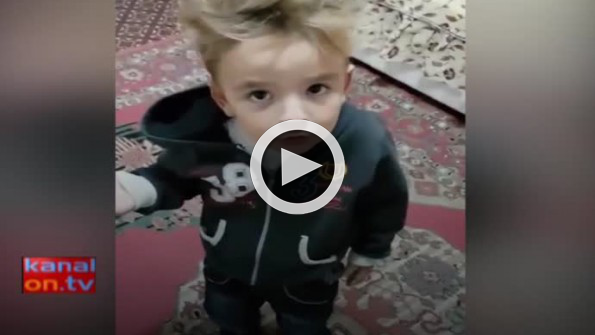 Sevimli çocuktan kahkahaya boğan geri vites!