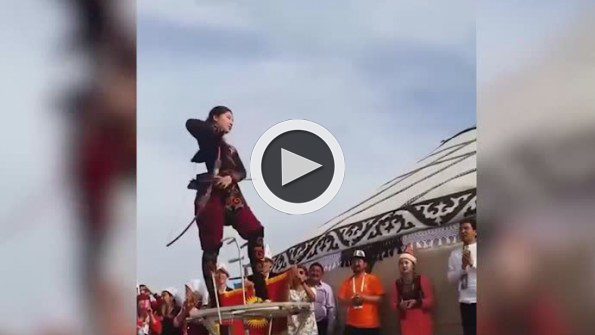 Uygur Türkü kadından ağızları açık bırakan ok atışı
