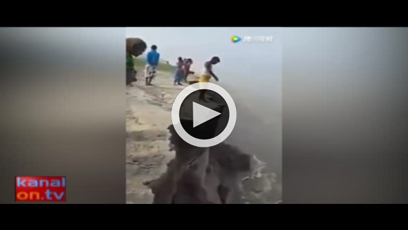 Toprak kayması ile uçurumdan denize düşen adam kamerada