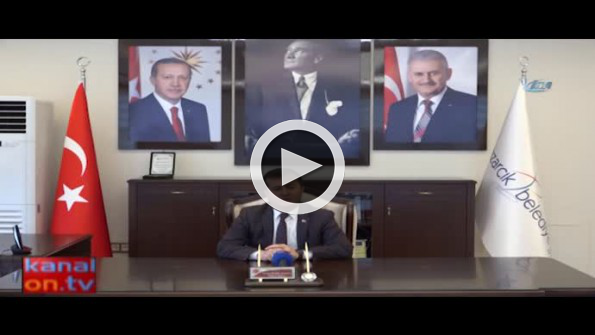 Başkan canlı yayında depreme yakalandı