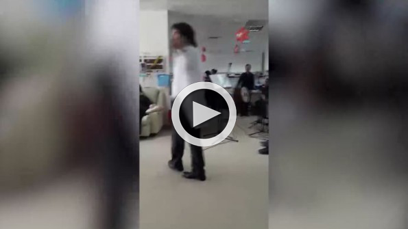 Kemoterapi gören hastalarına şarkı söyleyip zeybek oynadı