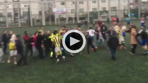 Amatör maçta futbolcular birbirine girdi