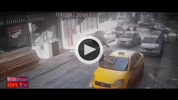Küçük kızının boğazına bıçak dayadı!
