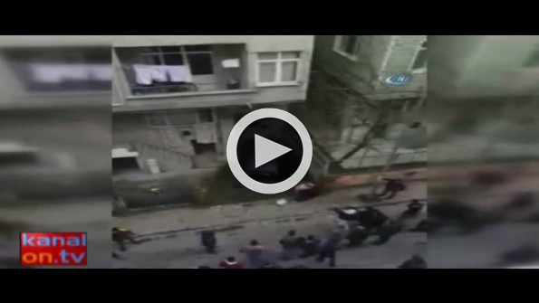 Kızını bıçakla rehin alan babaya sopalı meydan dayağı