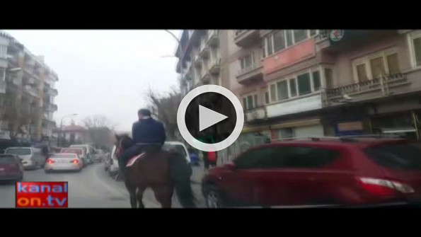 Konya trafiğinde atlı yolculuk!