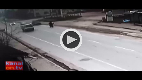 Motosikletin hatalı sollama yapan araca saplandığı anlar kamerada