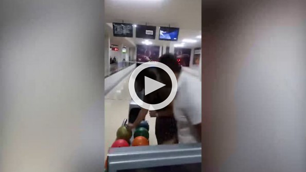 Bowling topuyla tavana asılı televizyonu vurdu