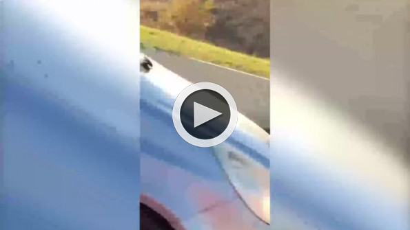 Trafikte örgü ören kadın görenleri şaşkına çevirdi