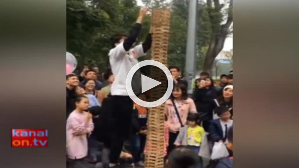 Yardım etmek isterken dev jenga kulesini yıkan kadın