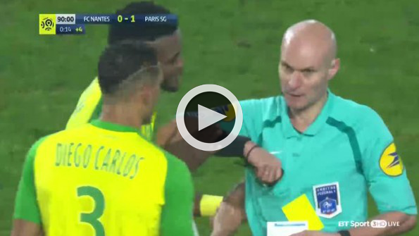 PSG - Nantes maçında şok: Hakemden futbolcuya tekme!