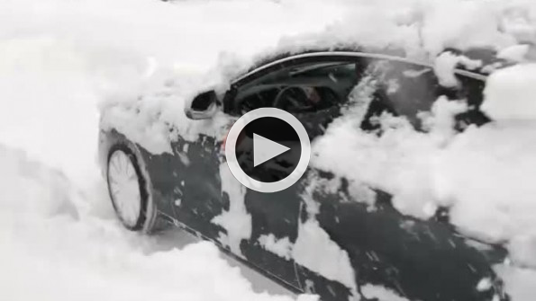 Kar küreme aracı gibi giden Audi!