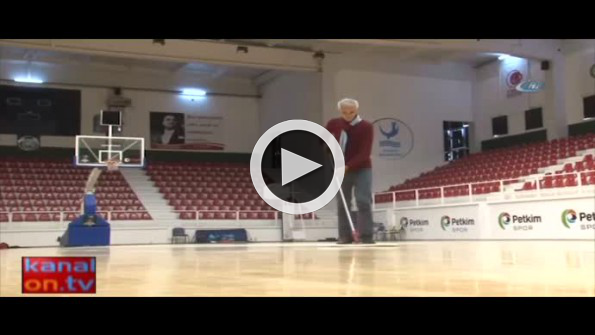 Temizlik görevlisinin basketbol yeteneği şaşırtıyor