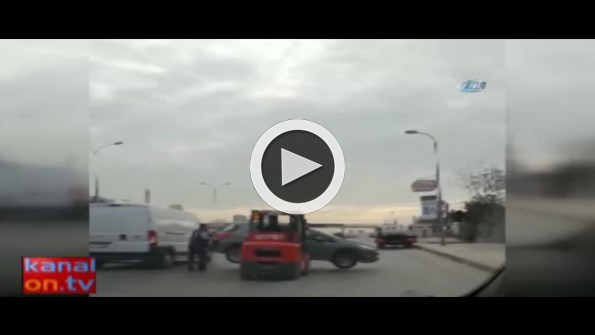 Bu da oldu: Forkliftle araç taşıma anı kamerada