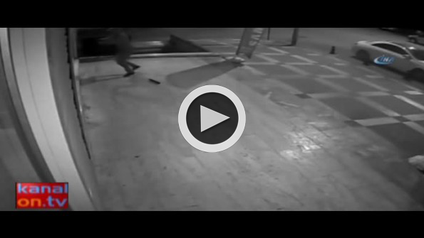 Camları kırarak iş yerlerini soyan hırsızlıklar kamerada