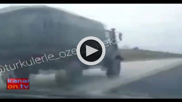 Afrin konvoyunu durdurarak Mehmetçiğe sarıldılar