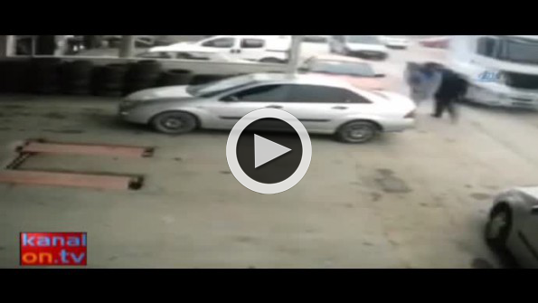 Sanayiden çıkan araç böyle kaza yaptı