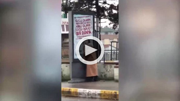 Erdoğan’ın fotoğrafını öpüp temizleyen teyze sosyal medyayı salladı