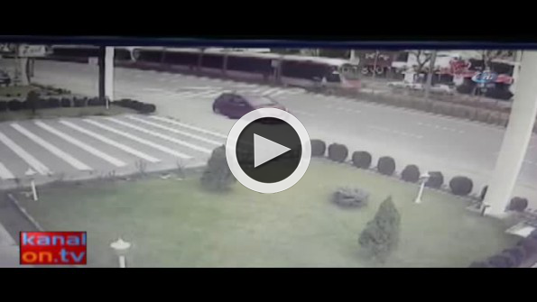 Dalgınlığın bedeli ağır oldu...Tramvay, motosikletliye böyle çarptı