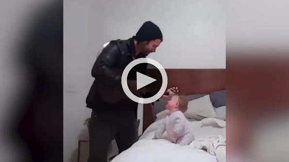 Babasına dansıyla eşlik eden dünya tatlısı bebek