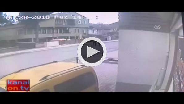 Ehliyetsiz sürücü yayalara böyle çarptı