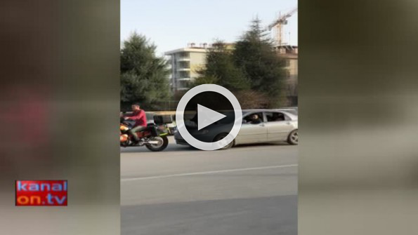 Konya’da yakıtı biten motosiklet araç ile itildi!