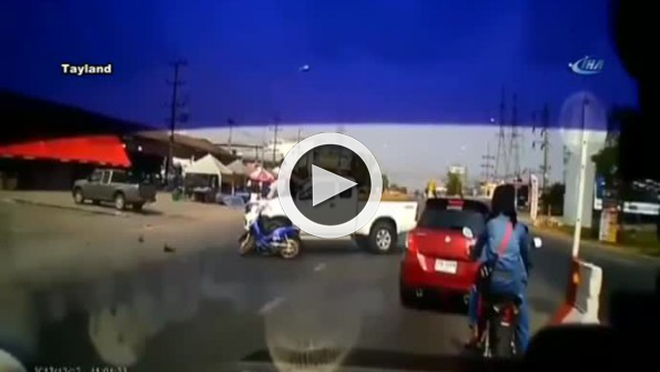 Motosikletli metrelerce uçtu